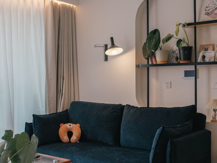 Living room with a painted feature wall and warm white ceiling