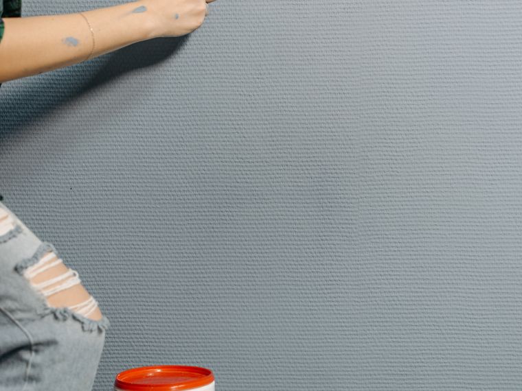 Wall preparation and filling before painting